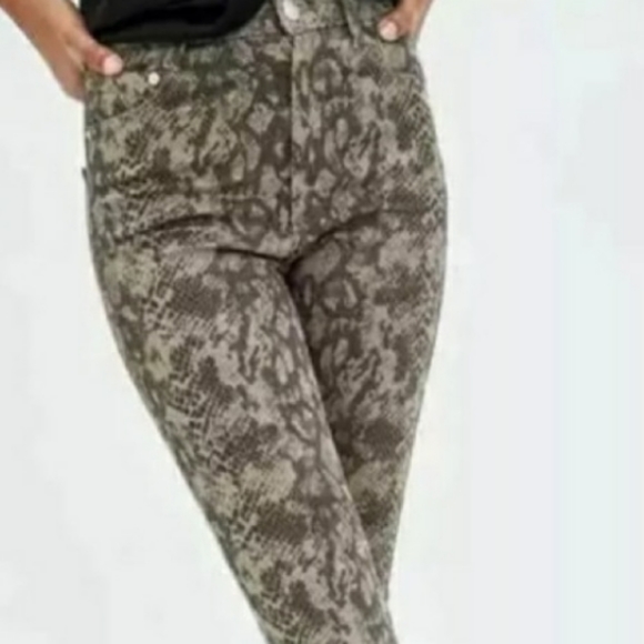 🆕️ZARA Snakeskin. High waisted skinny jeans - Picture 2 of 6